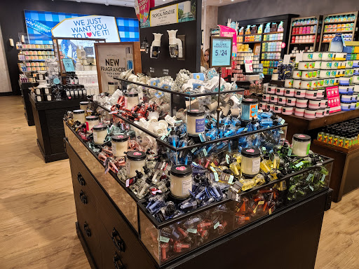 Shopping Mall «Cincinnati Premium Outlets», reviews and photos, 400 Premium Outlets Dr, Monroe, OH 45050, USA