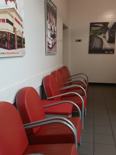 Tire Shop «Discount Tire Store - Oak Lawn, IL», reviews and photos, 6635 95th St, Oak Lawn, IL 60453, USA