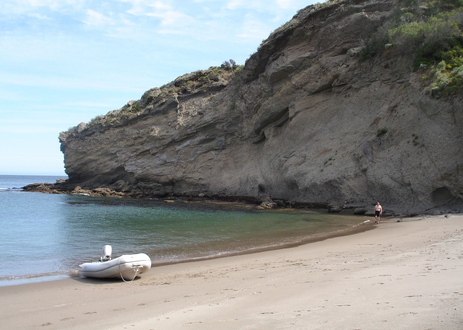 Valokuva Coches Prietos beachista. pinnalla kirkas hiekka:n kanssa