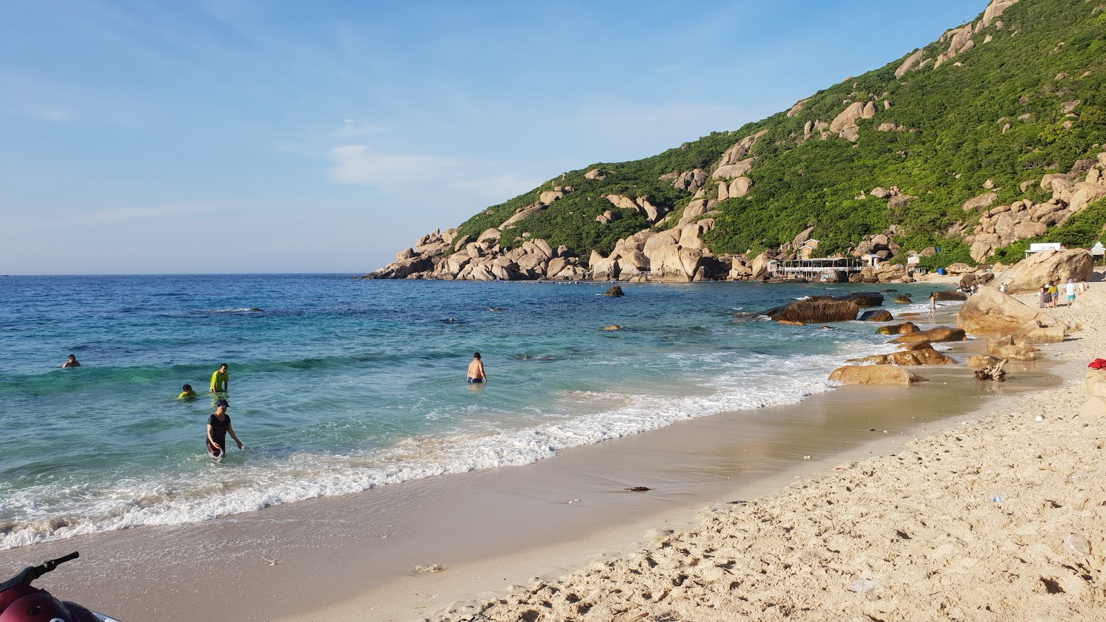 Foto av Cam Beach med turkos rent vatten yta