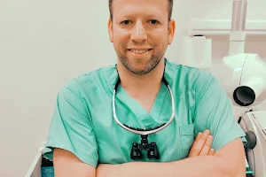 ד"ר רוברט בורגוש - רופא שיניים בתל אביב - רפואת חירום- עקירות כירורגיות image