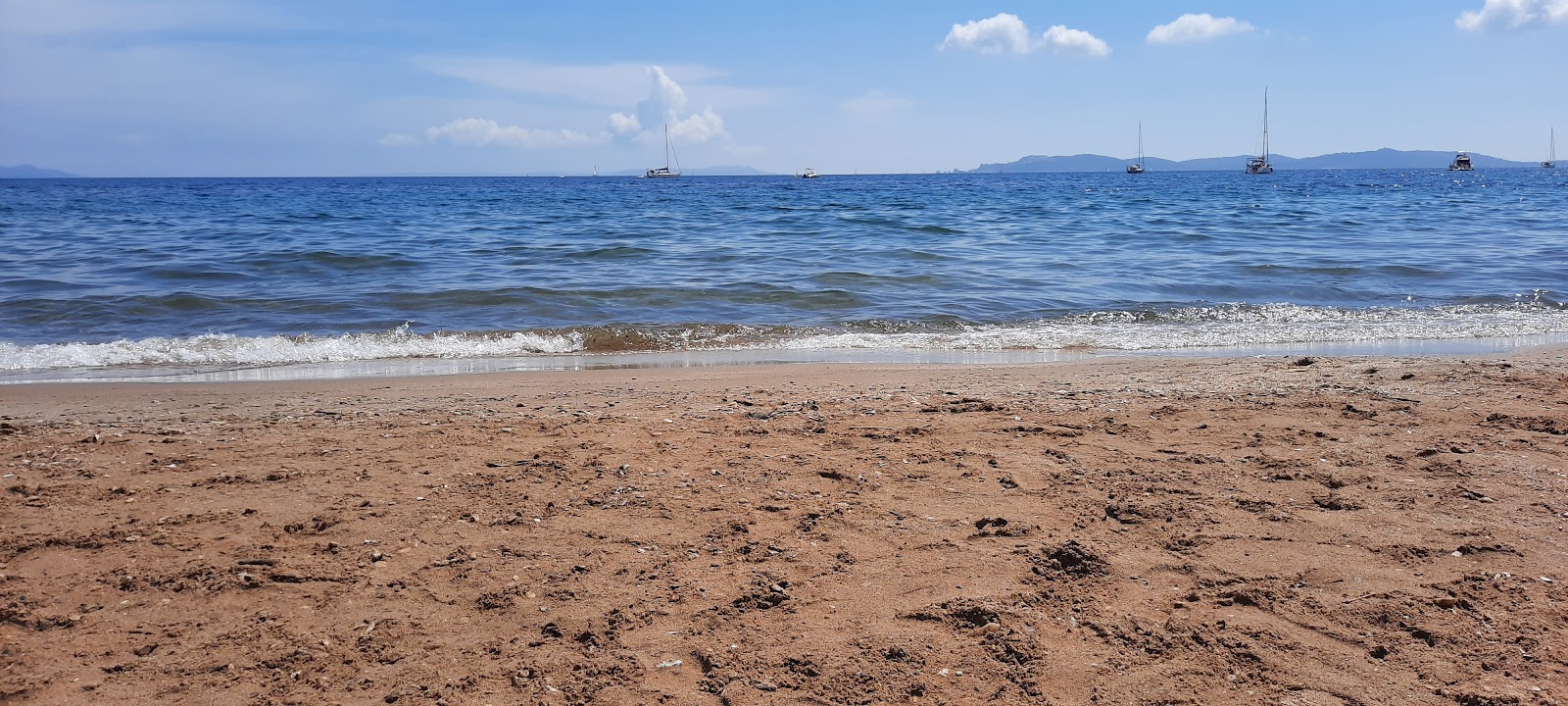 Foto de beach of Pesquiers con agua cristalina superficie