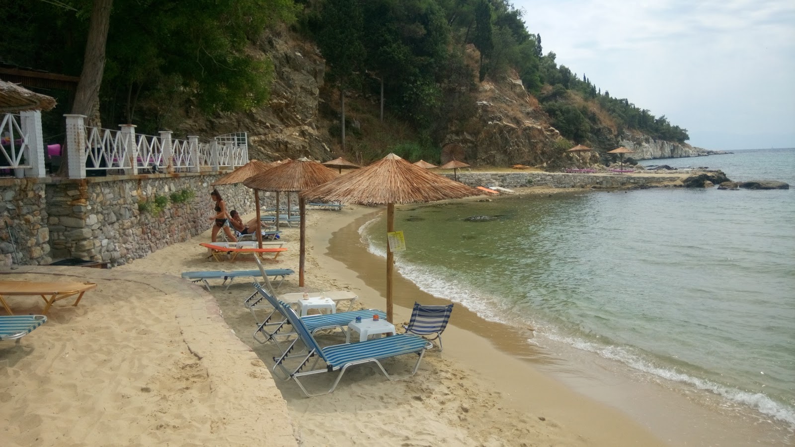Foto di Hidden beach con una superficie del sabbia beige fine