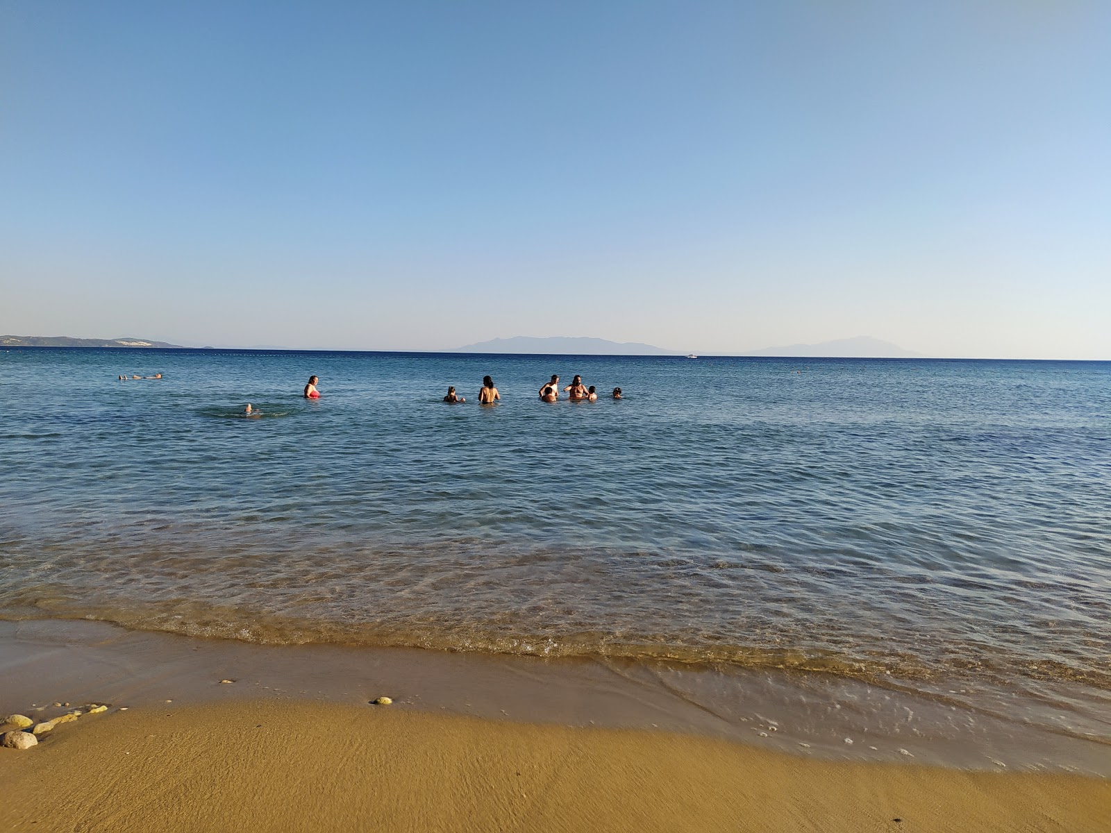 Fotografija Guneskoy Plaji II z harmaa hiekka ja kivi površino