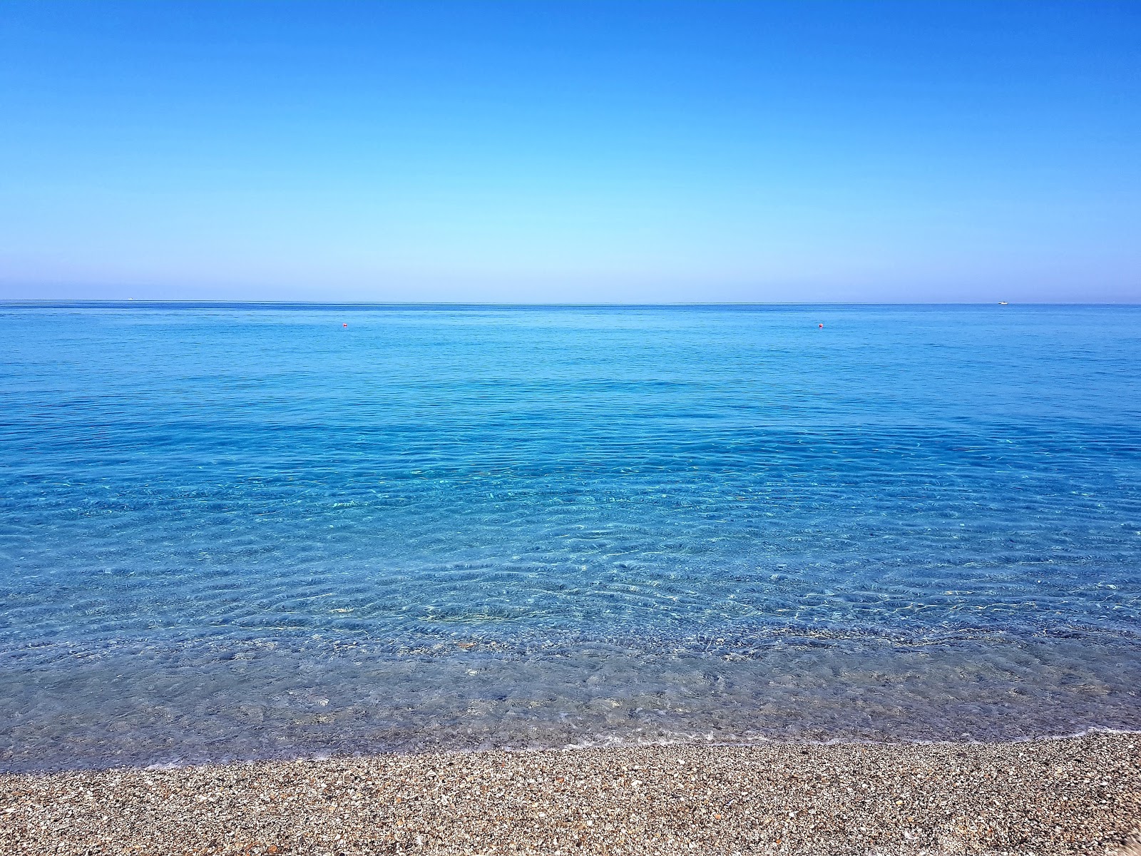 Foto di Torre Saracena beach circondato da montagne