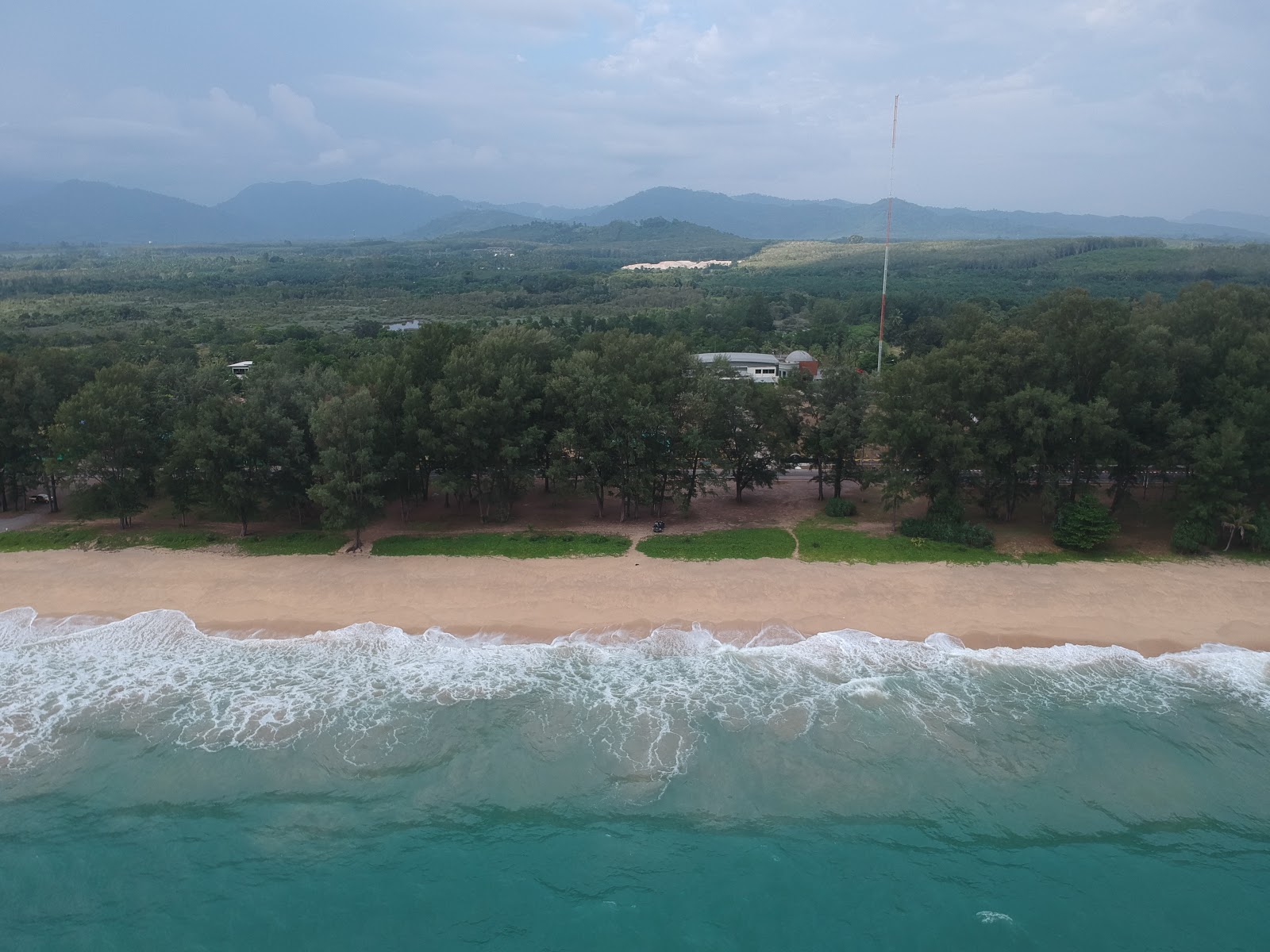Foto van Thaimuang Beach en de nederzetting