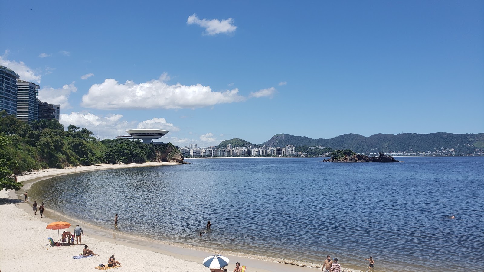 Fotografija Praia de Boa Viagem z zelena voda površino