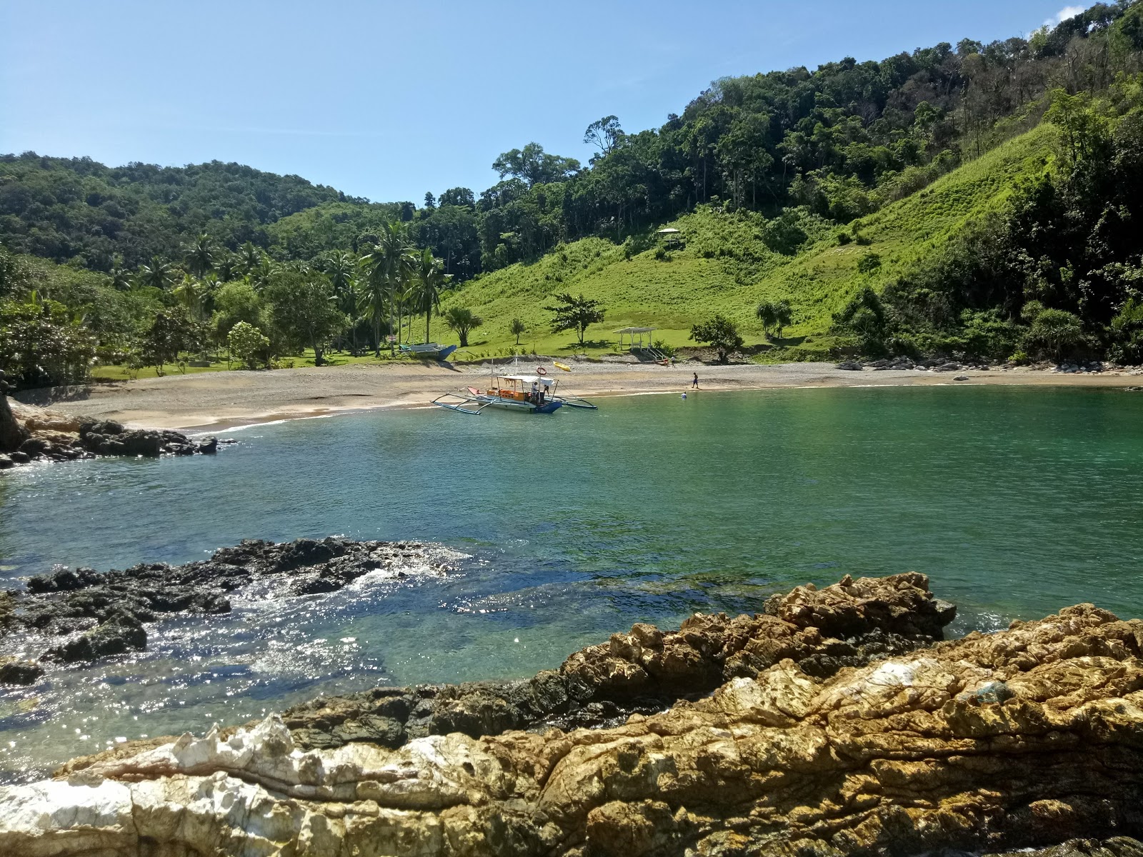 Isla Echague Resort Beach的照片 带有灰砂和卵石表面