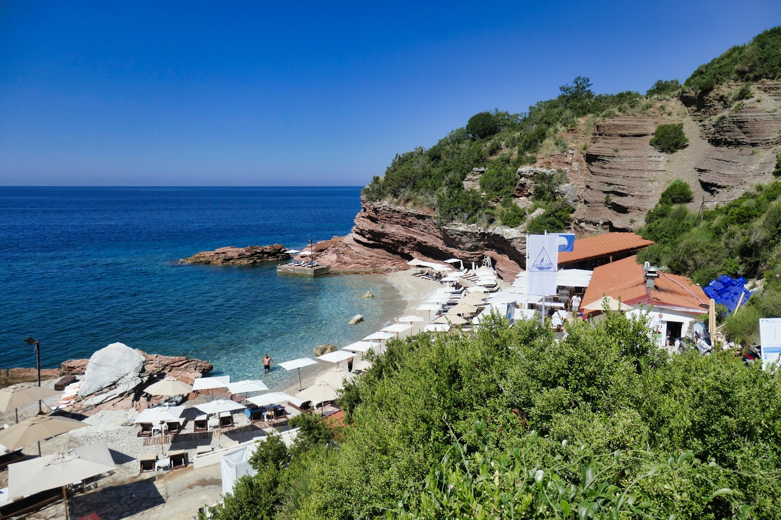 Φωτογραφία του Crvena glavica beach με καφέ λεπτό βότσαλο επιφάνεια