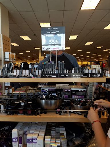 Department Store «Nordstrom Rack Burbank Empire Center», reviews and photos, 1601 N Victory Pl, Burbank, CA 91502, USA