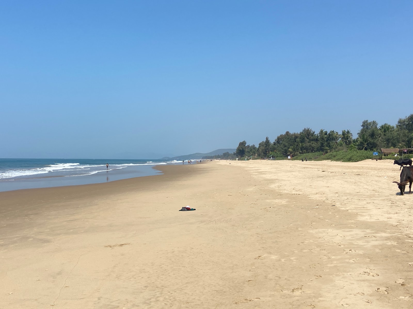 Valokuva Gokarna Main Beachista. pinnalla kirkas hiekka:n kanssa