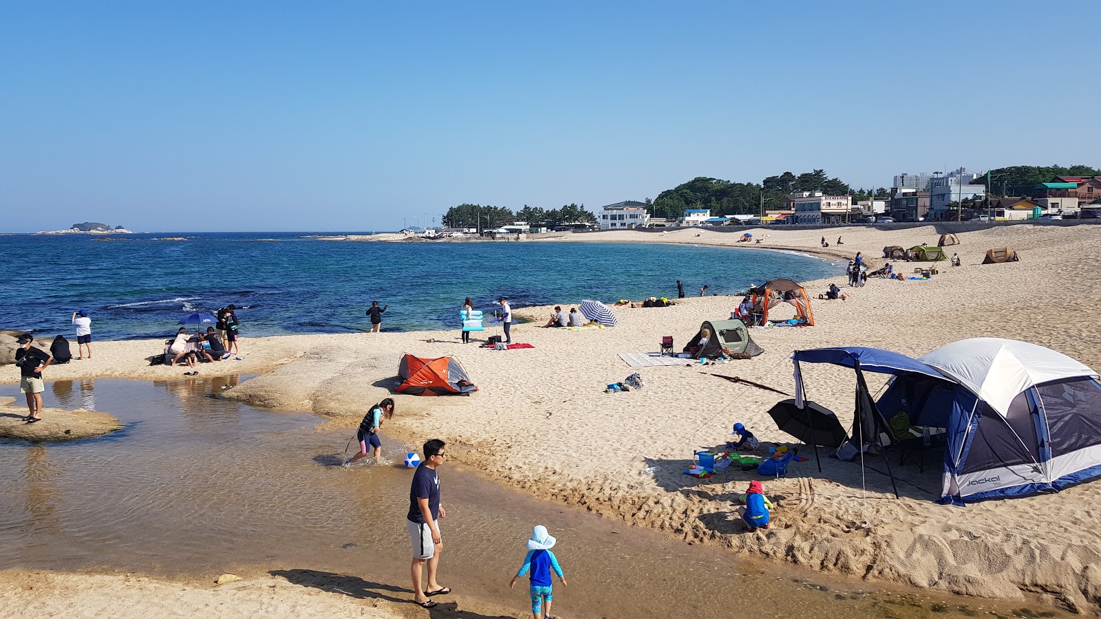 Fotografie cu Ayajin Beach - locul popular printre cunoscătorii de relaxare