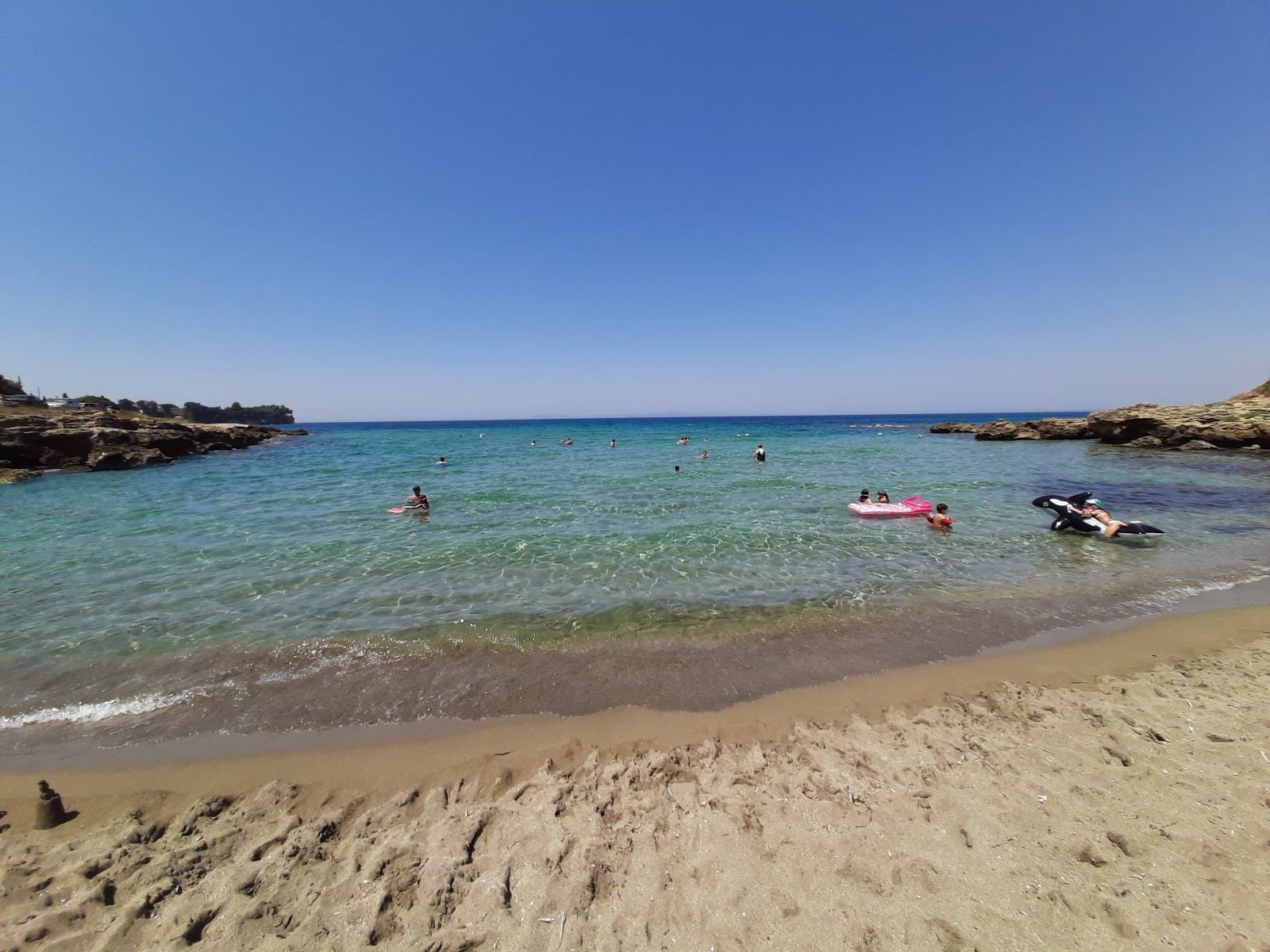 Foto von Pirgos beach II mit feiner grauer sand Oberfläche