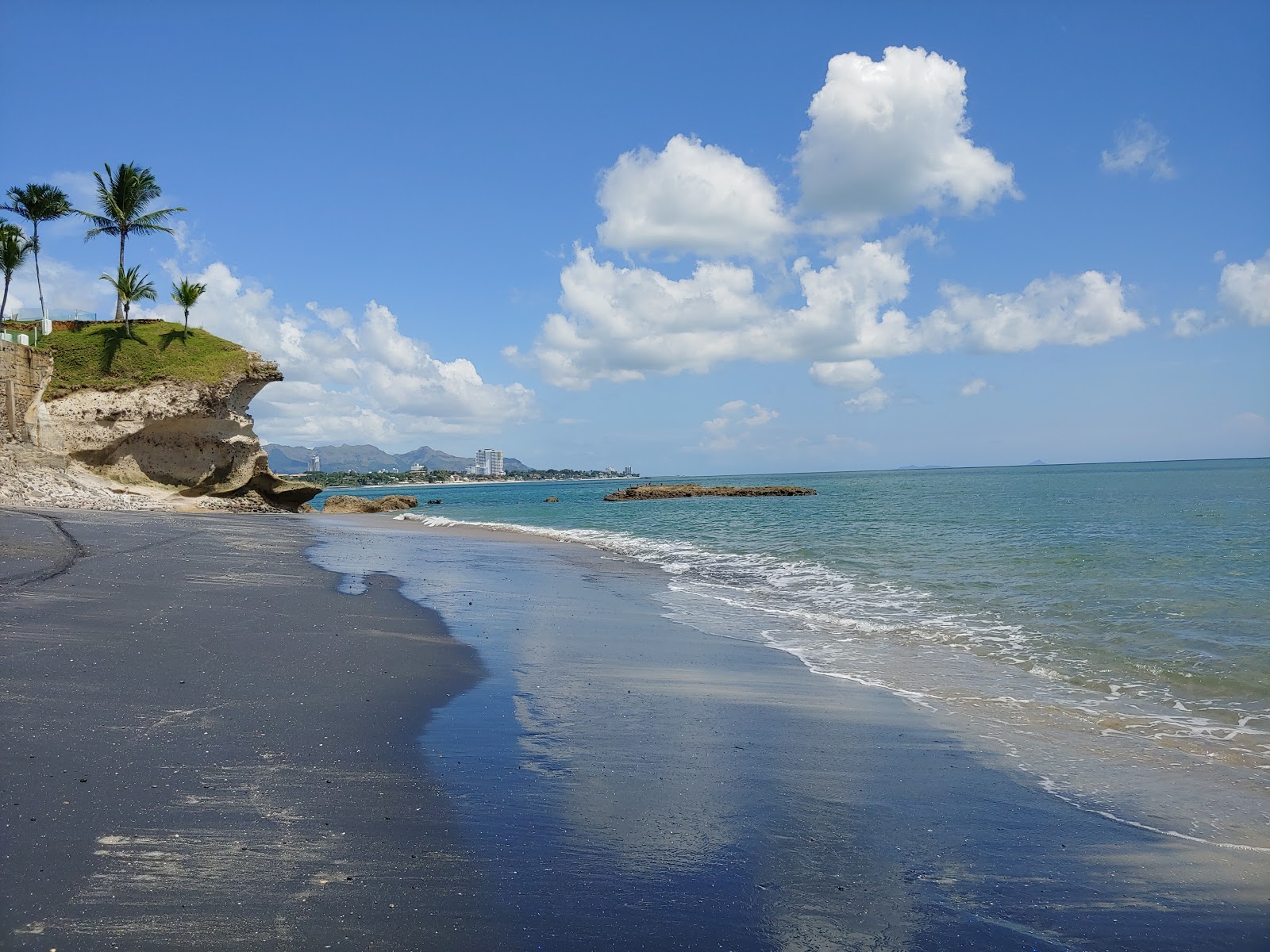Foto di Costa Esmeralda II con una superficie del sabbia grigia