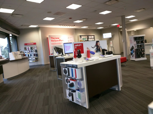 Cell Phone Store «Verizon», reviews and photos, 668 S Rand Rd, Lake Zurich, IL 60047, USA