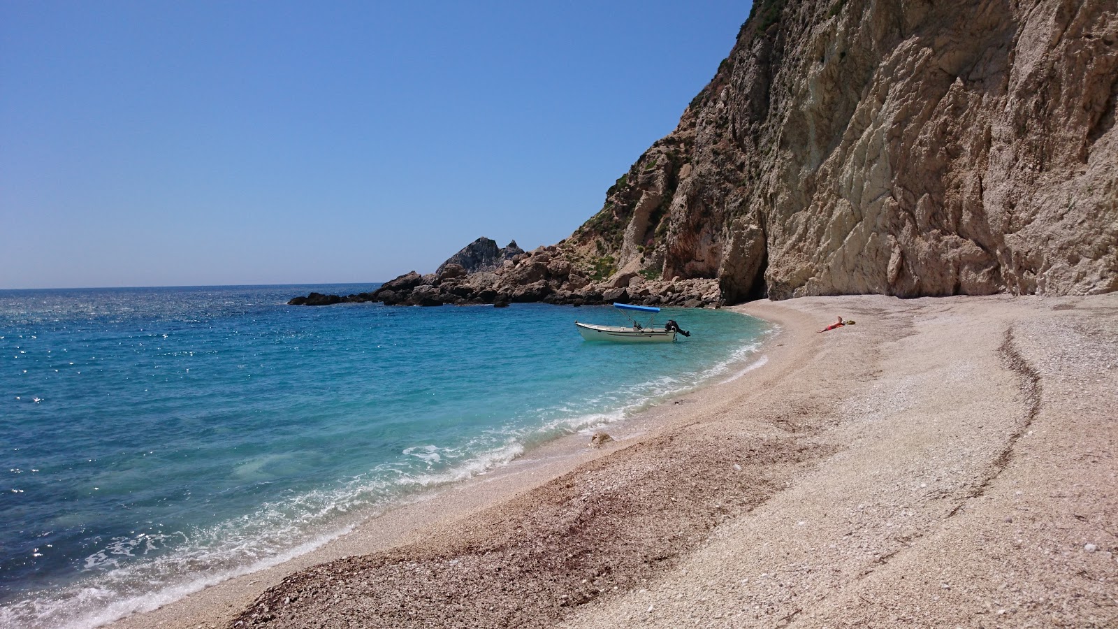 Φωτογραφία του Kastelli beach με μπεζ βότσαλα επιφάνεια