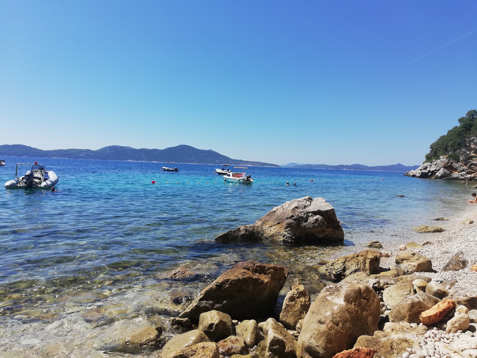 Orasac beach'in fotoğrafı dağlarla çevrili