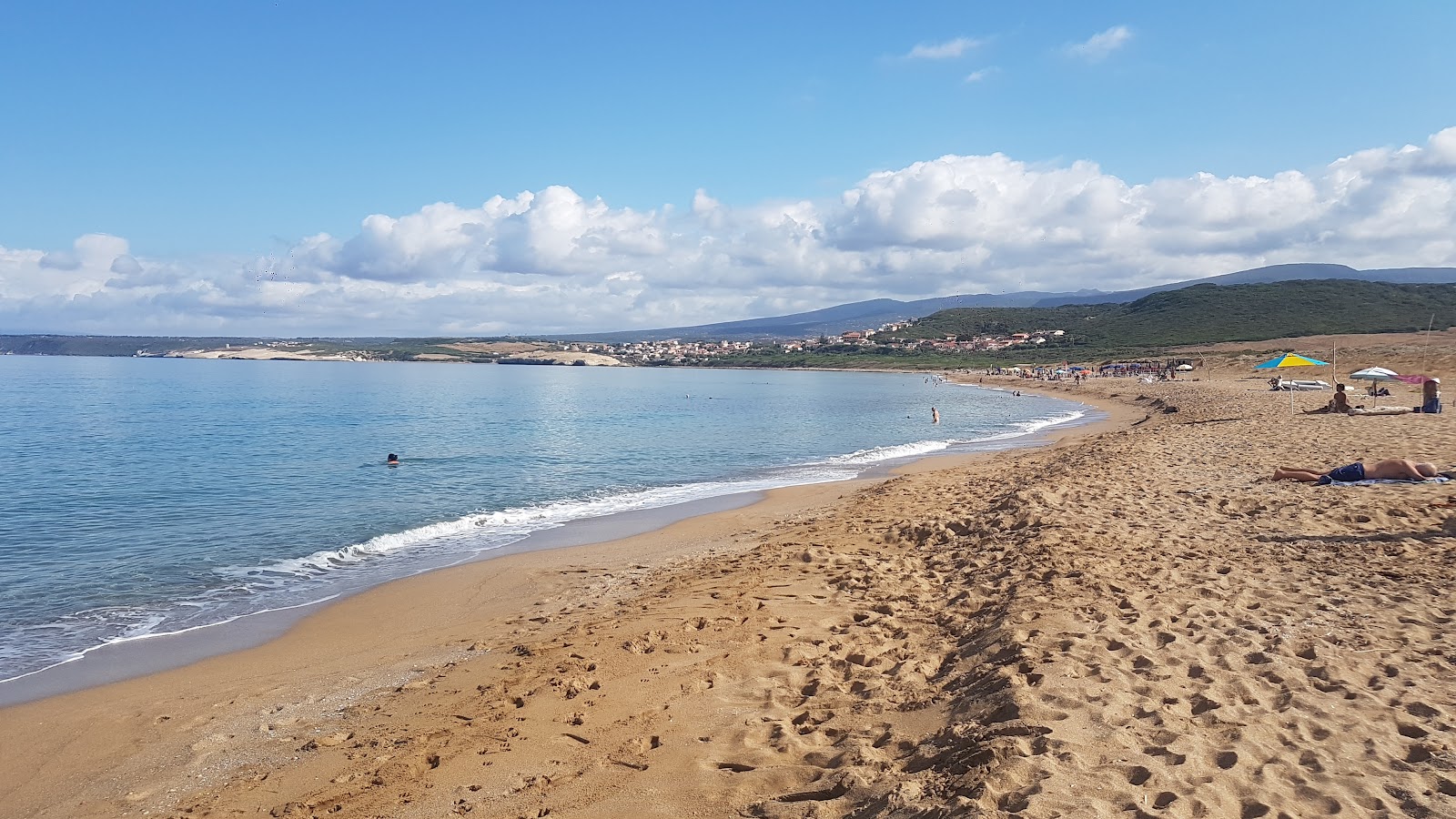 Foto di Spiaggia di Is Asrenas con una superficie del sabbia luminosa