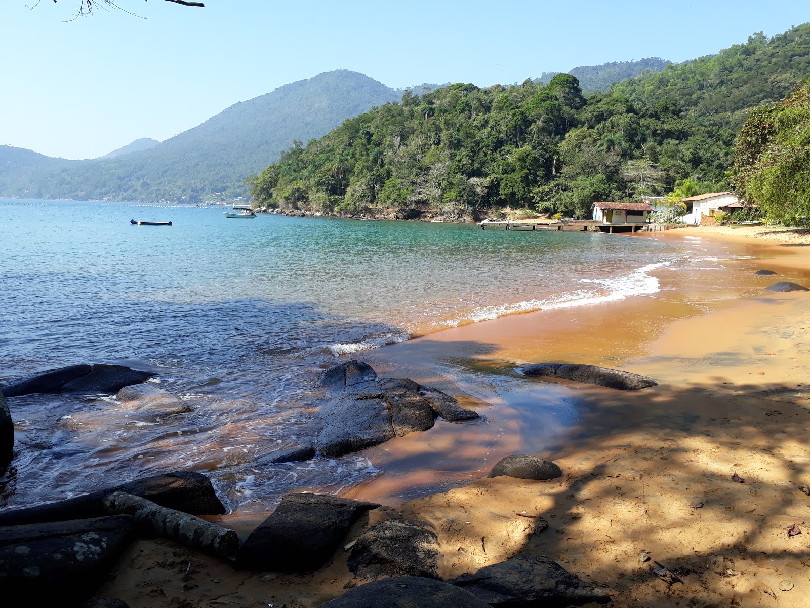 Praia de Aracatibinha的照片 带有碧绿色纯水表面