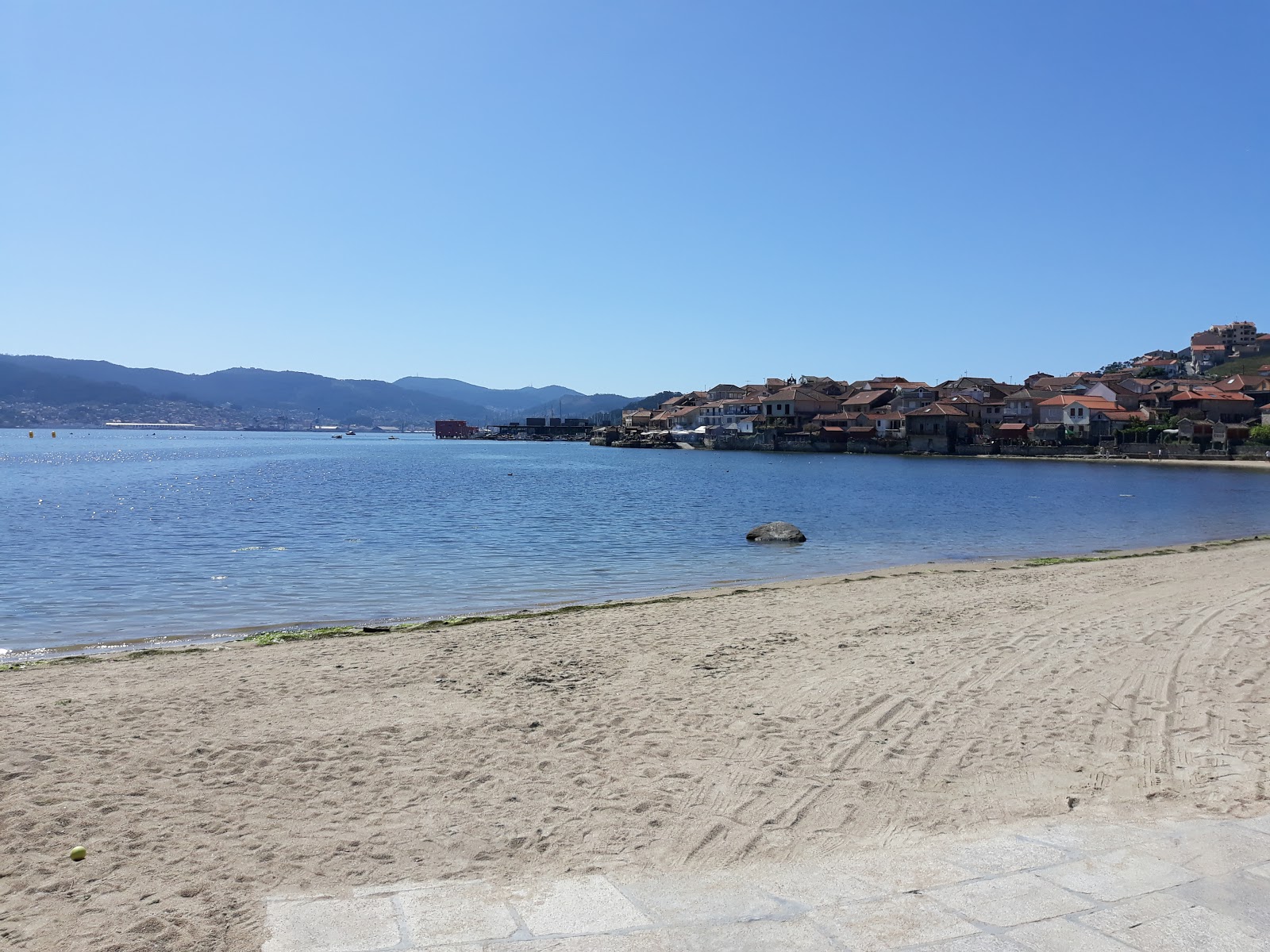 Praia do Padron'in fotoğrafı turkuaz saf su yüzey ile