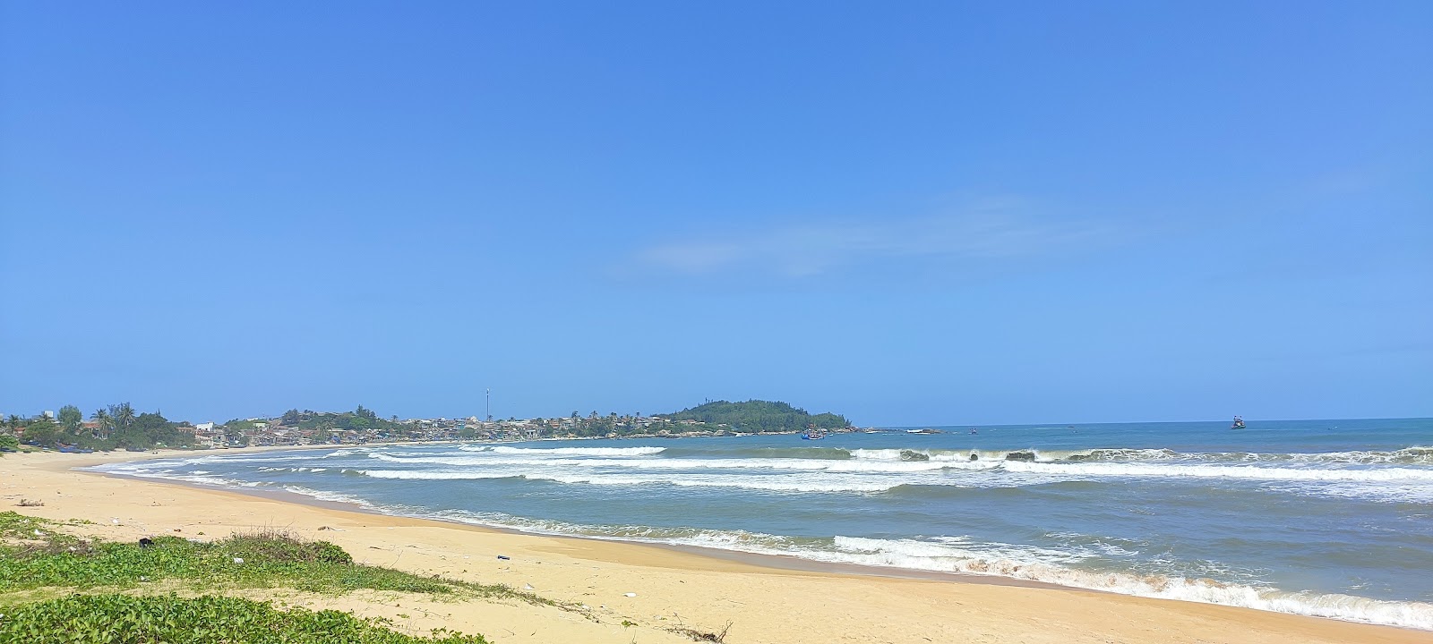 Foto di Xuan Thanh Beach con una superficie del sabbia beige