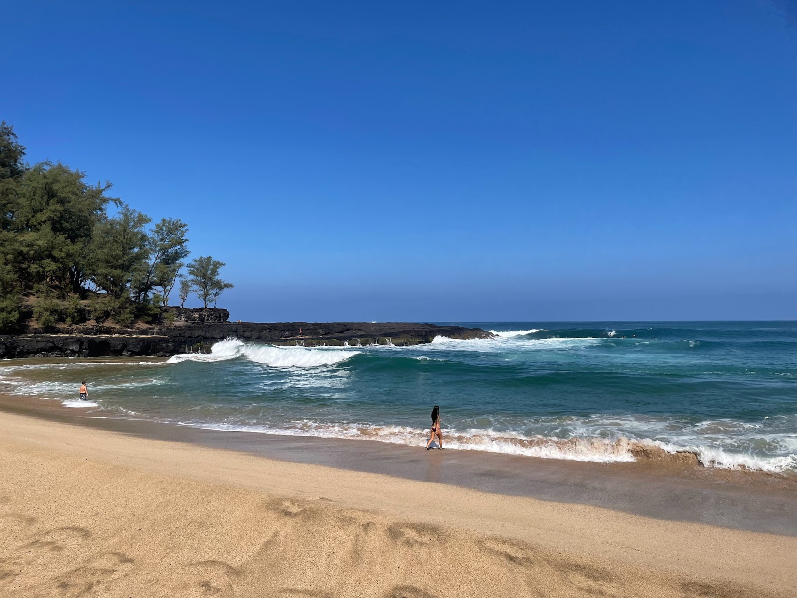 Lumaha'i Beach的照片 带有碧绿色纯水表面