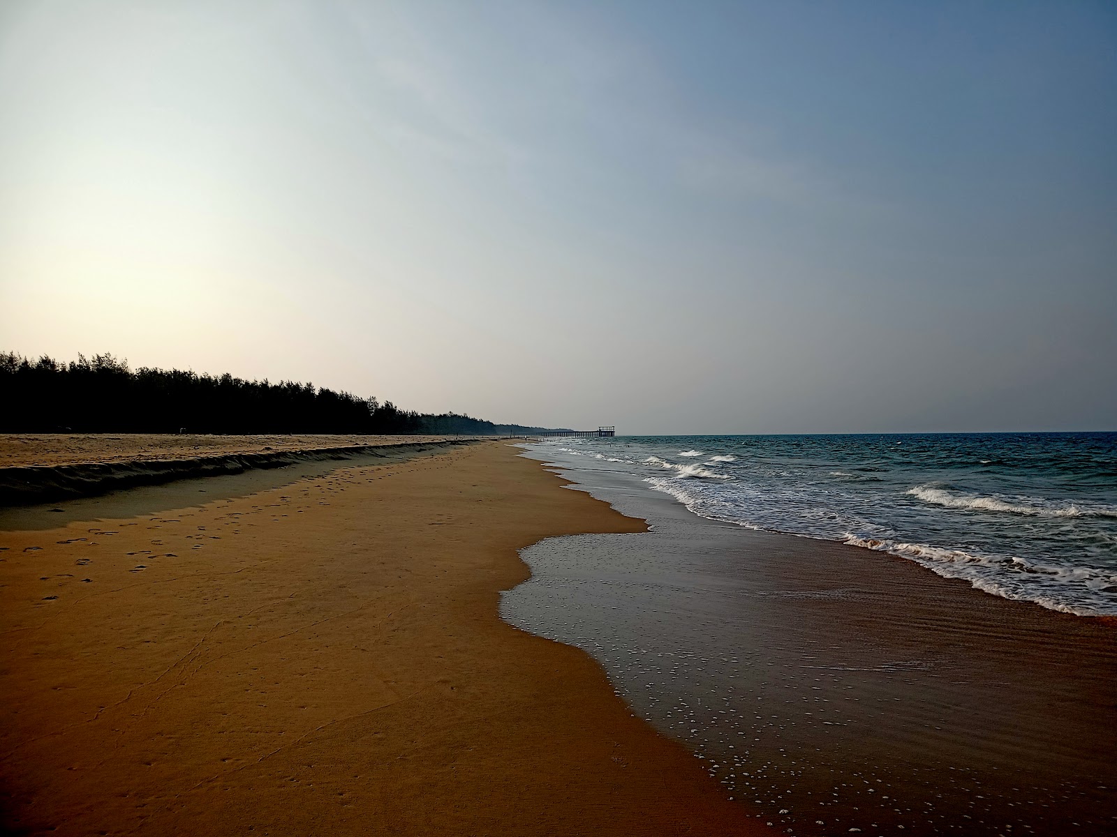 Foto de Krishnapatnam Beach com areia brilhante superfície