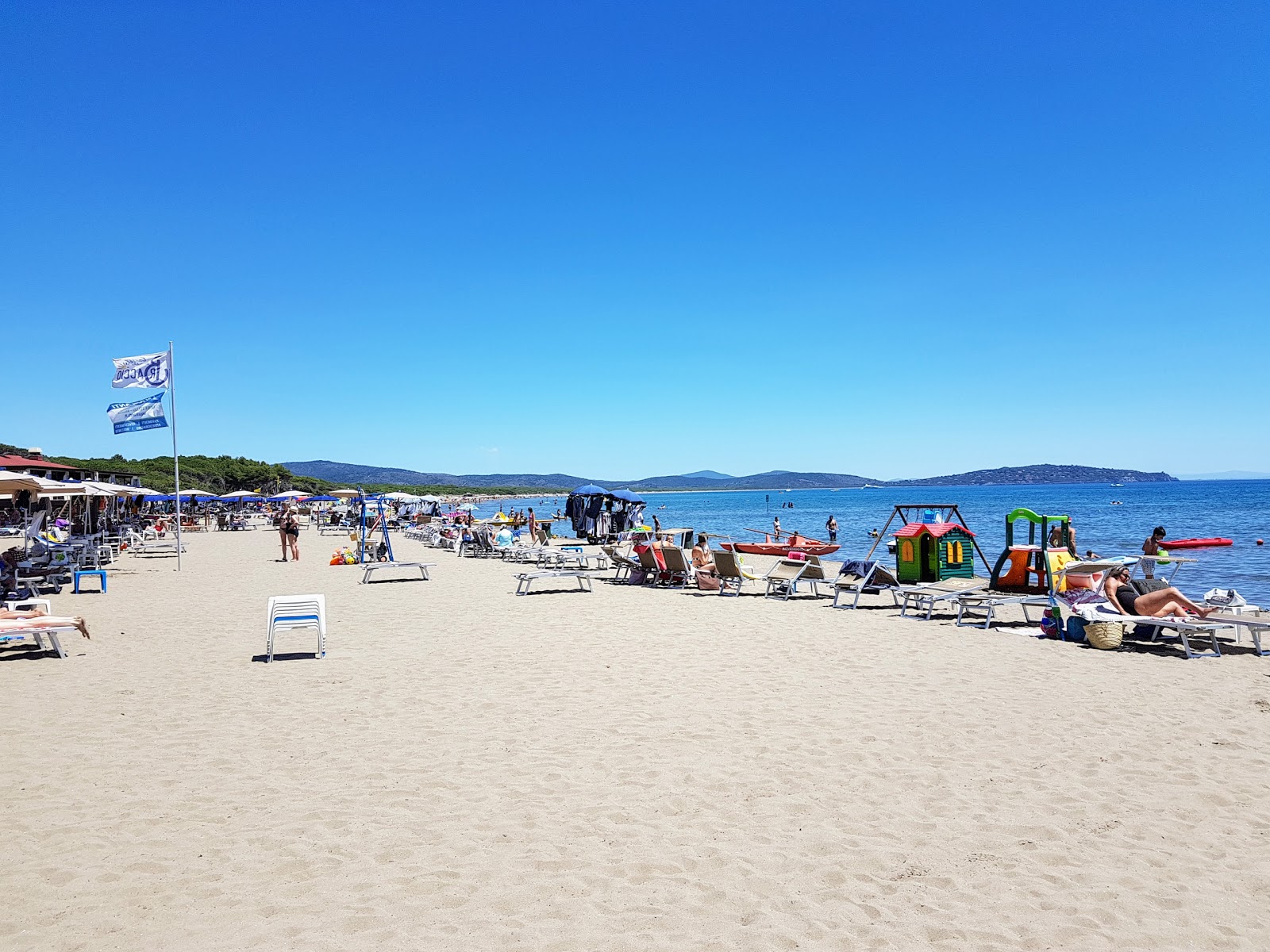 Spiaggia della Feniglia的照片 带有蓝色的水表面