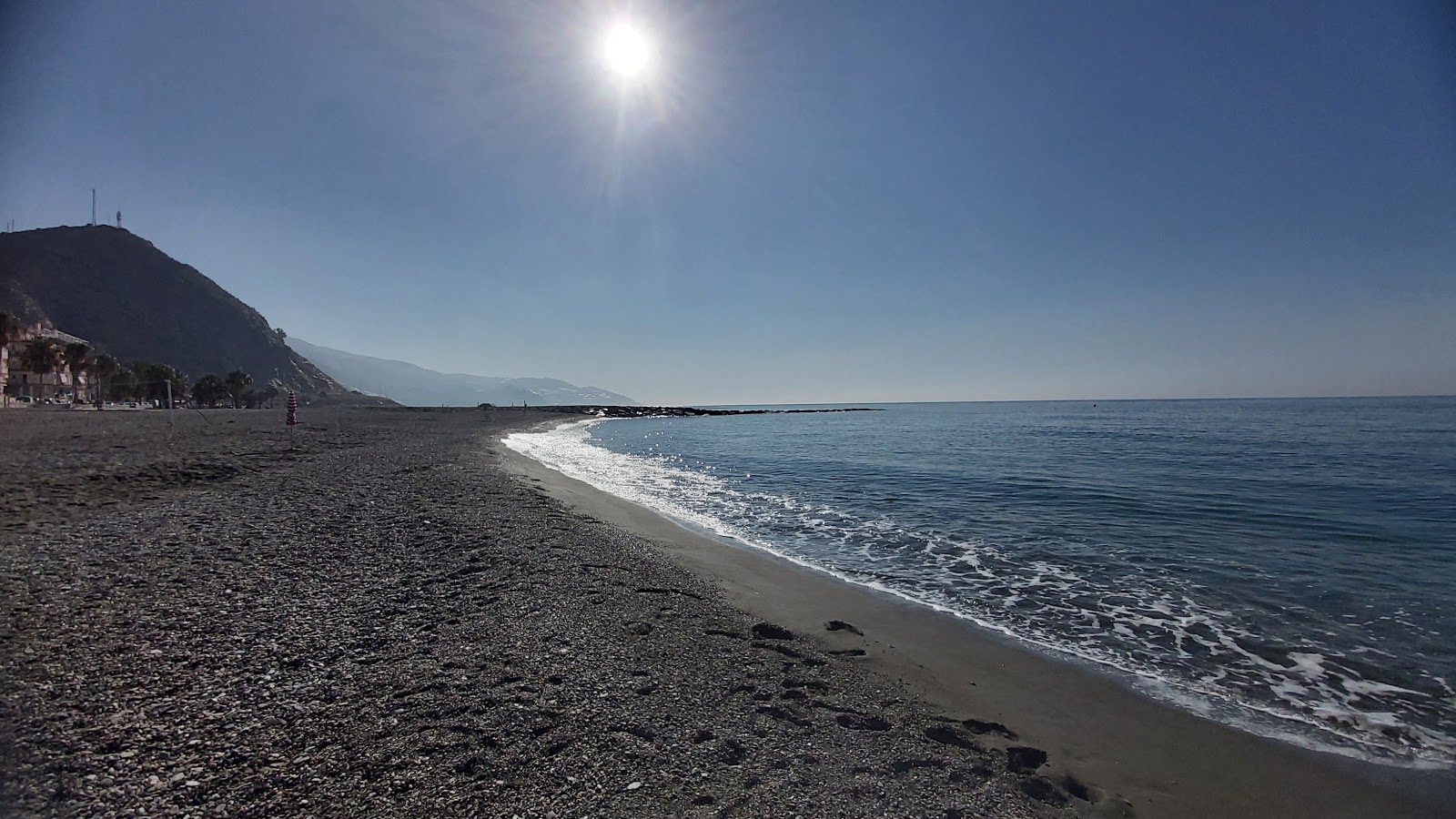 Foto de La MamoLa beach - lugar popular entre los conocedores del relax