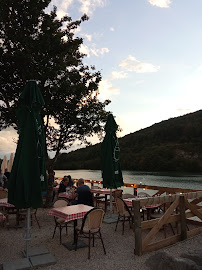 Atmosphère du Restaurant Guinguette Merpuis Lac de Chambod à Serrières-sur-Ain - n°17