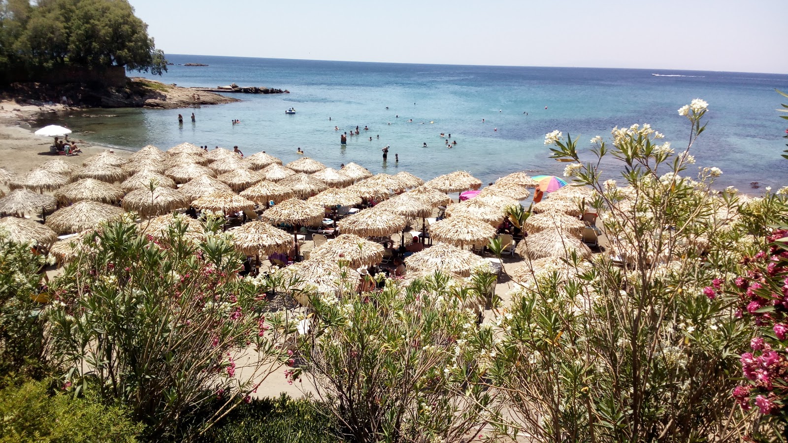 Photo de Pouda beach avec l'eau turquoise de surface