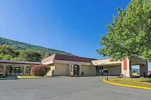 Econo Lodge Inn & Suites image