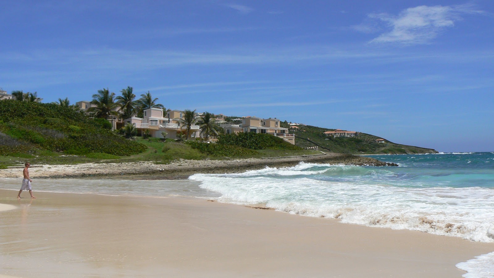 Valokuva Guana Bay beachista. pinnalla kirkas hiekka:n kanssa