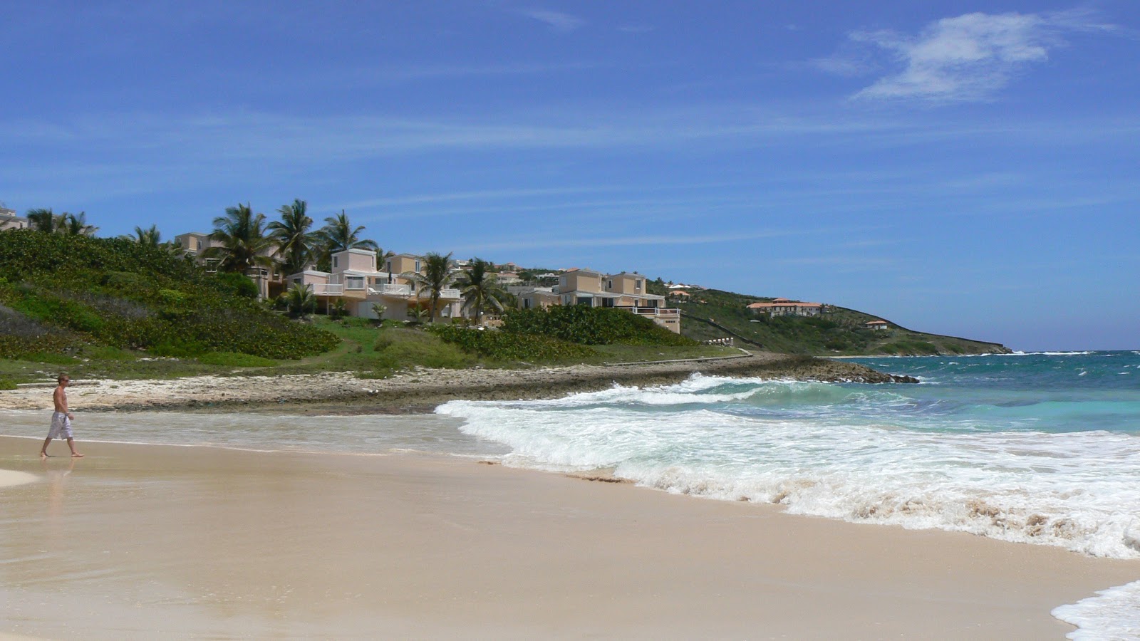 Foto di Guana Bay beach con una superficie del sabbia beige