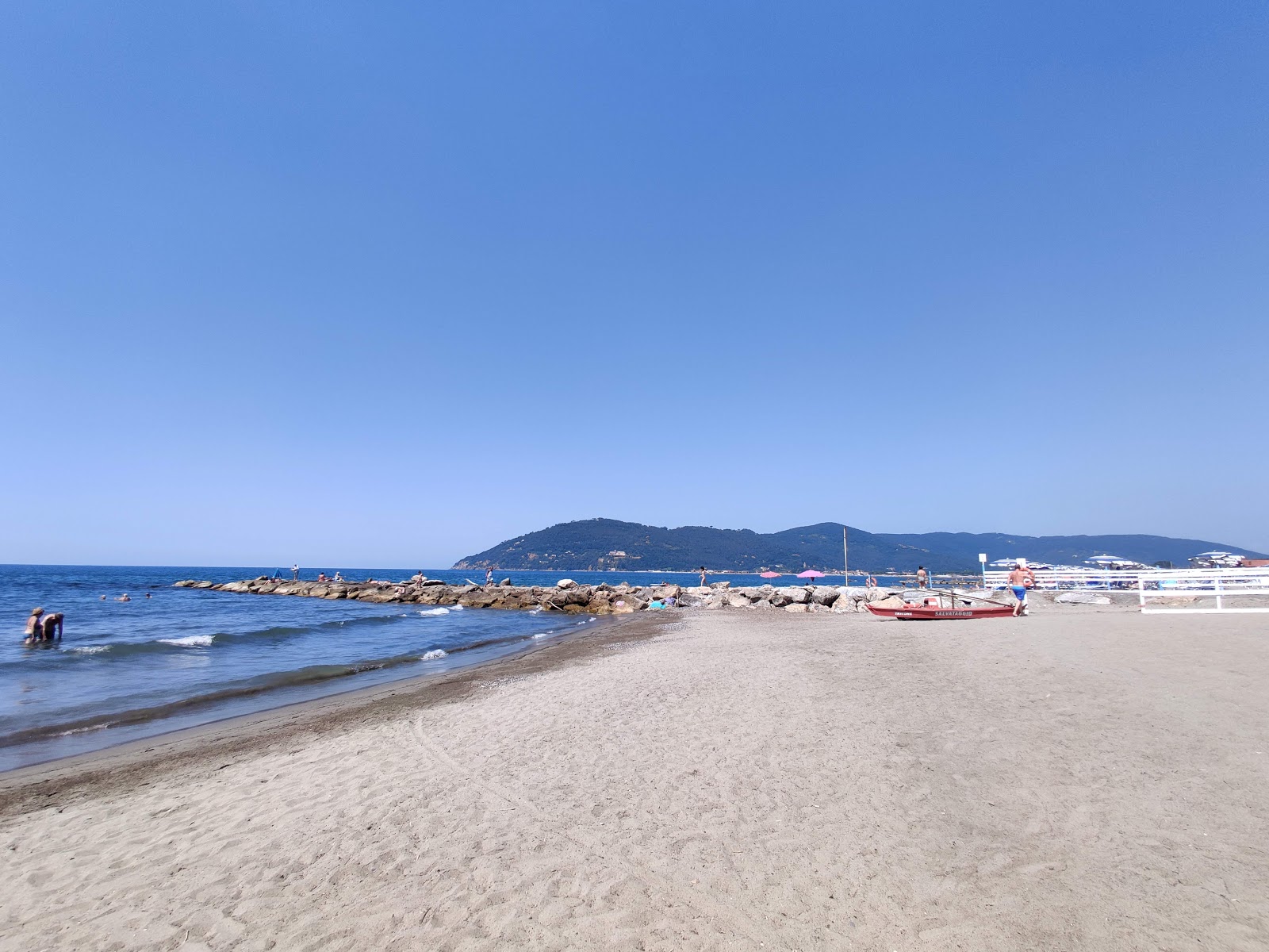 Foto van Spiaggia di Marinella di Sarzana met blauw puur water oppervlakte