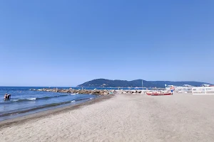Spiaggia libera Marinella image