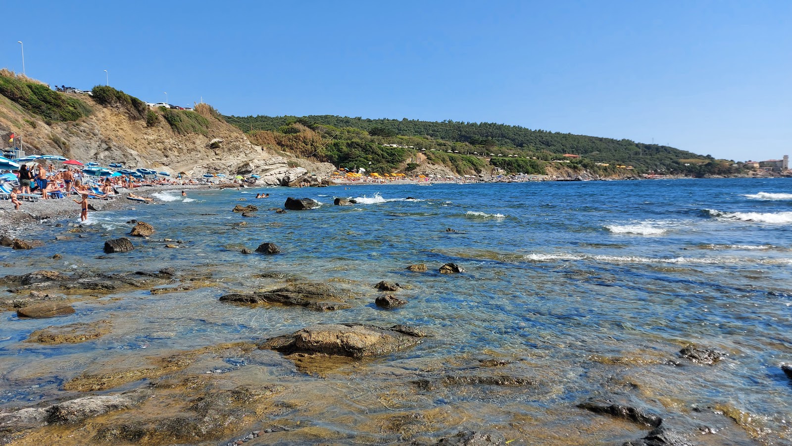 Foto von Spiaggia La Ginestra von Klippen umgeben