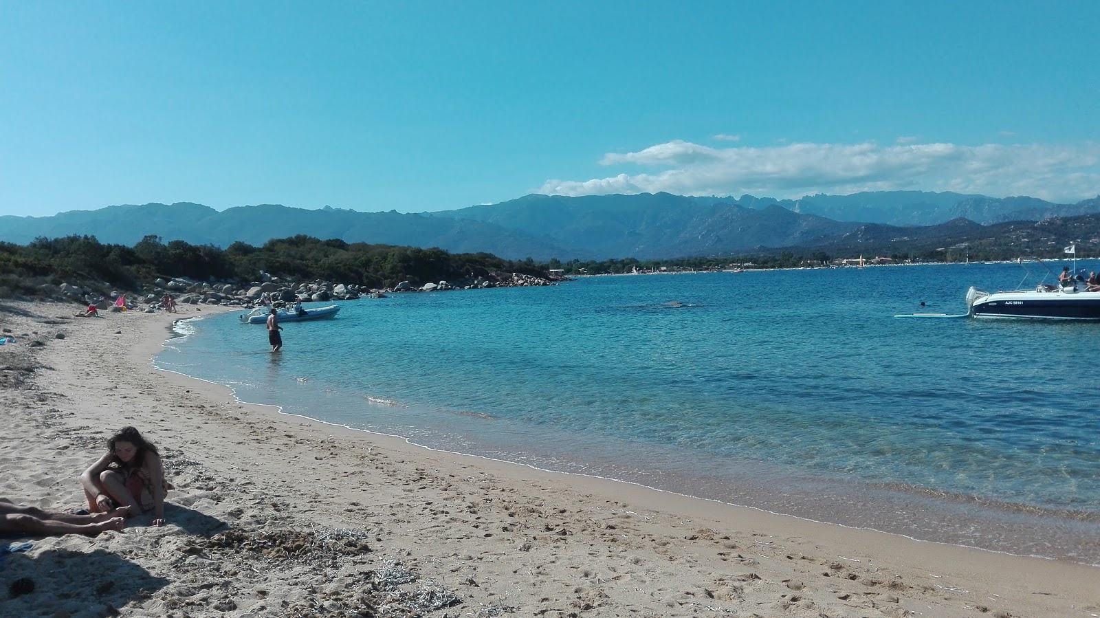 Foto di Plage de Pinarellu IV con una superficie del sabbia beige