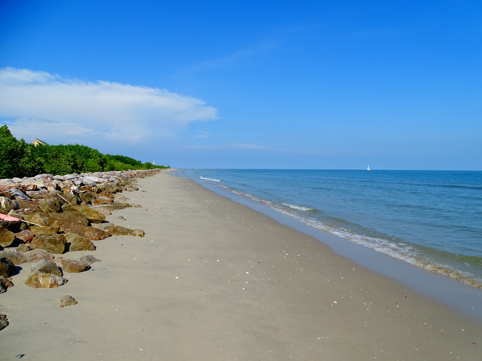 Foto af Laem Luang Beach med lang lige kyst