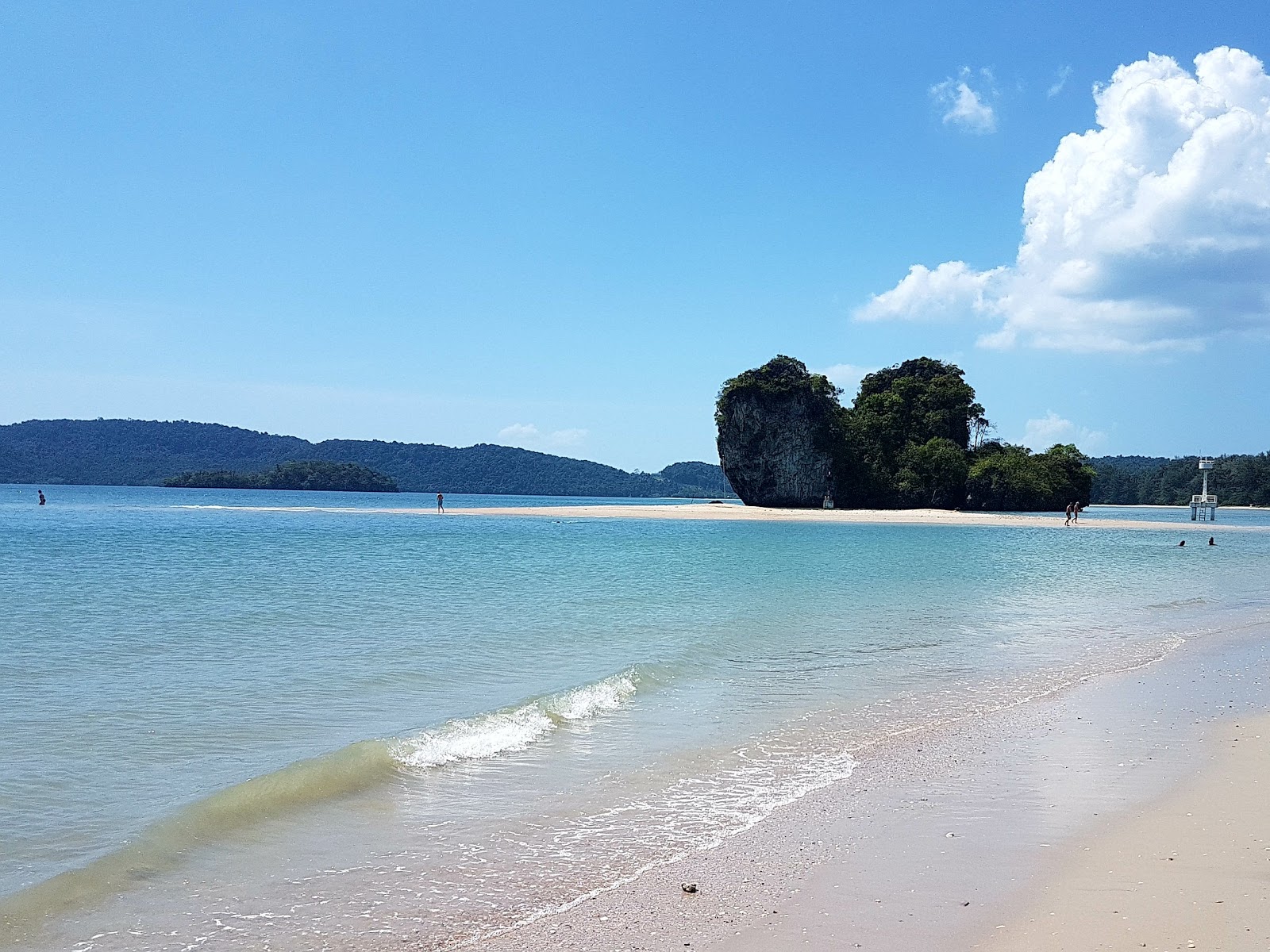 Foto di Nopharat Thara Beach con una superficie del sabbia beige fine