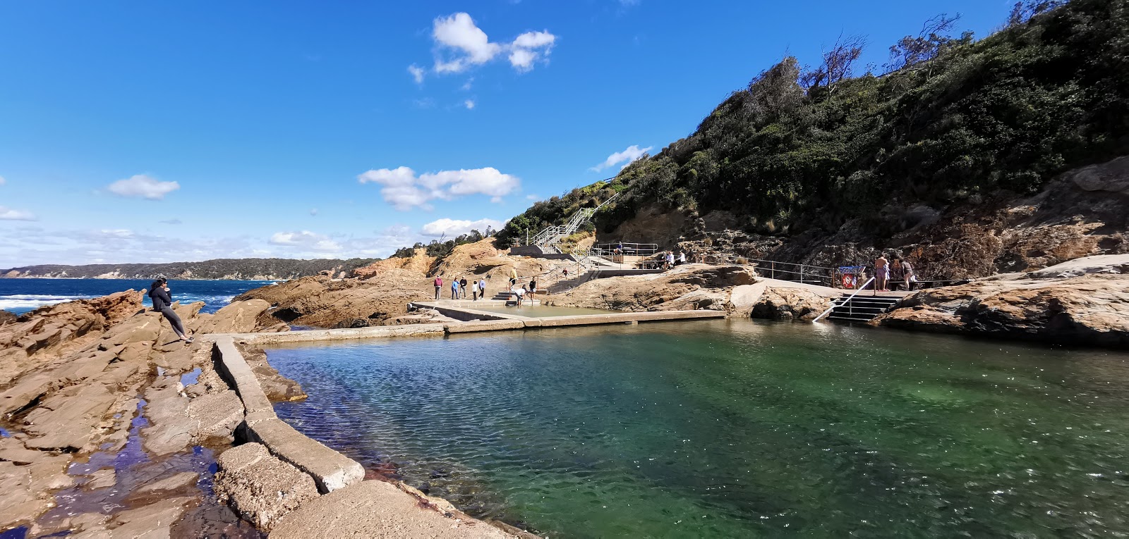 Bermagui Blue Pool'in fotoğrafı turkuaz saf su yüzey ile