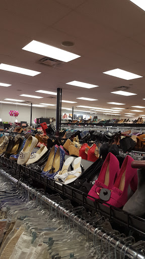 Used Clothing Store «Clothes Mentor», reviews and photos, 2220 Nicholasville Rd, Lexington, KY 40503, USA