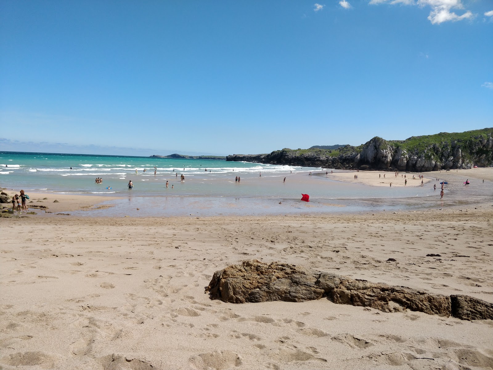 Playa de Somocuevas的照片 带有蓝色纯水表面
