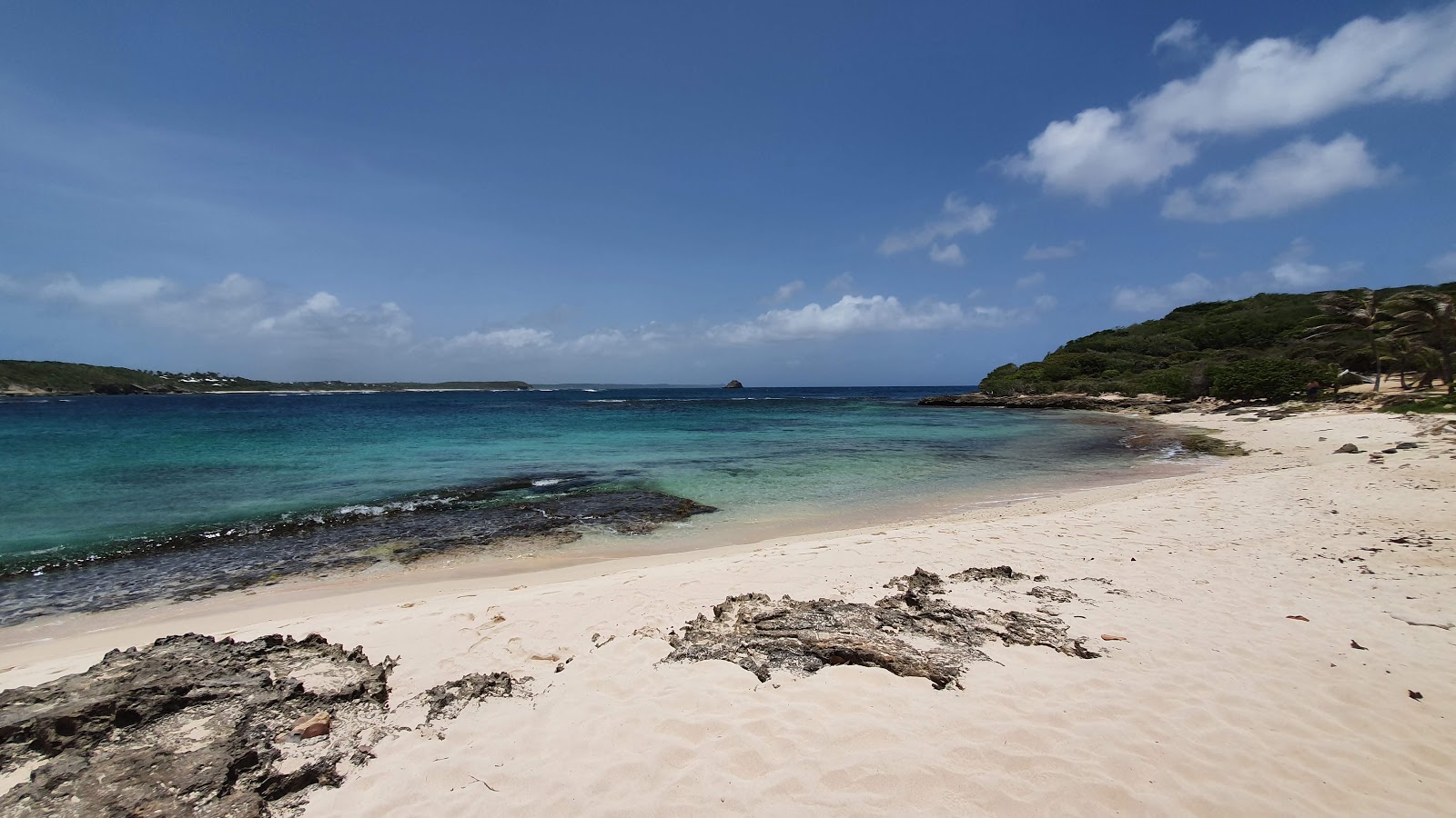 Pointe Tarare - Plage Naturiste的照片 带有明亮的沙子表面