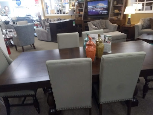 Furniture Store «Raymour & Flanigan Furniture and Mattress Store», reviews and photos, 1345 US-1, North Brunswick Township, NJ 08902, USA