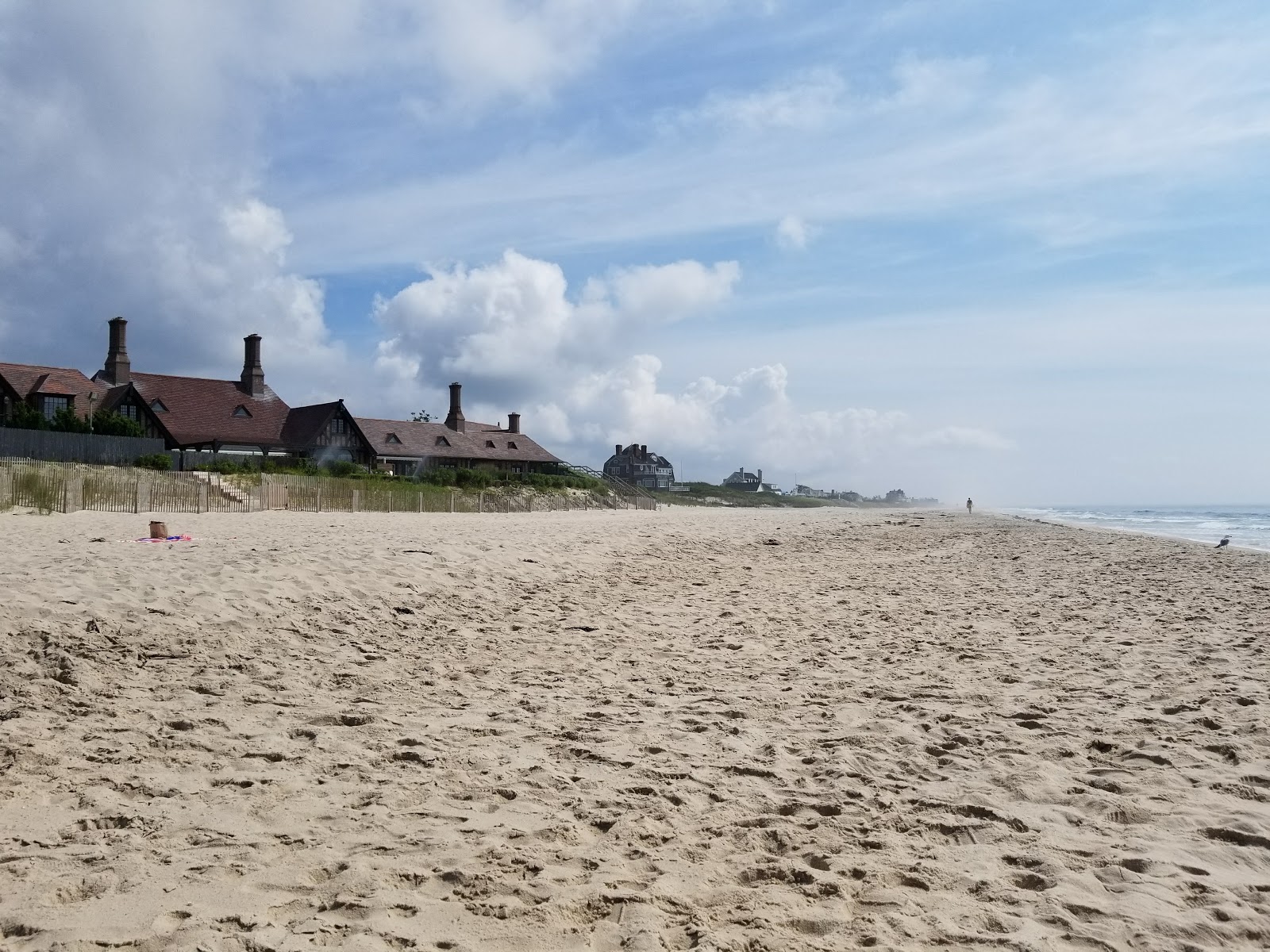 Photo de Plage de Coopers avec l'eau cristalline de surface