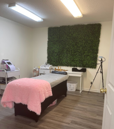 Explore broken heart tattoo ideas, creative tattoo ideas in Savannah, available at Haute Brows. Cosmetic Tattoo