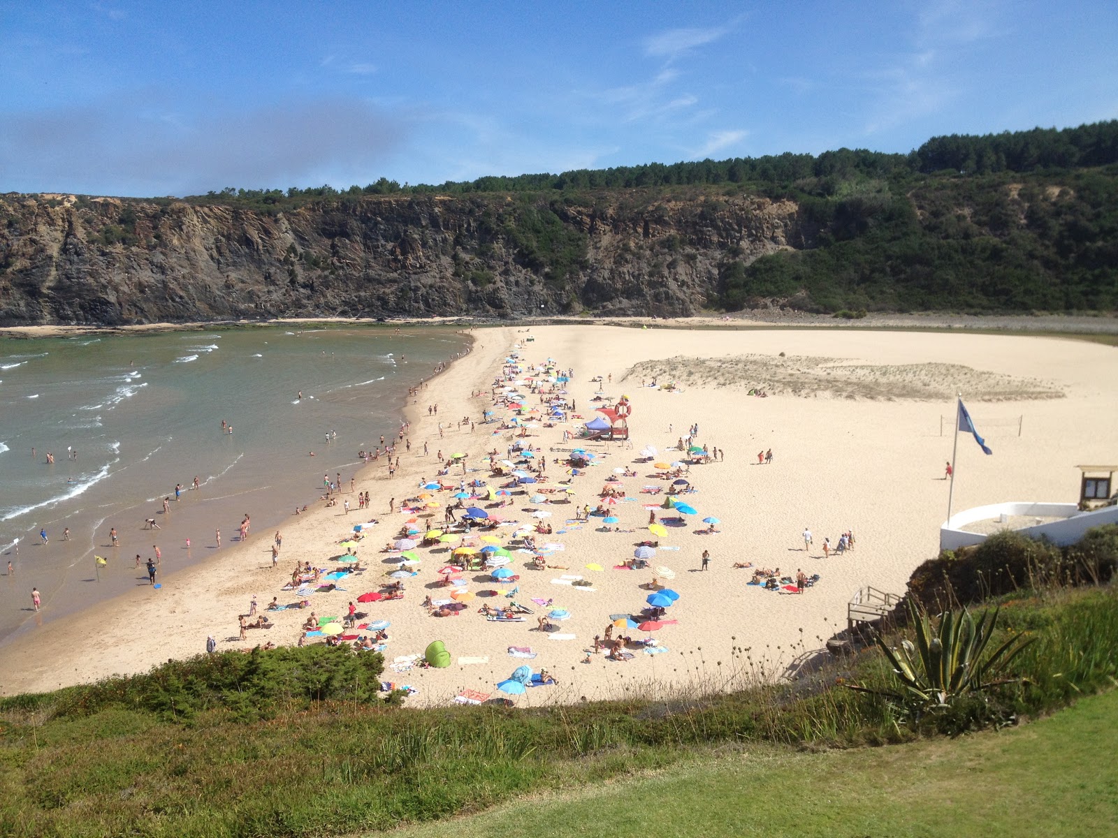 Foto von Praia de Odeceixe Mar mit geräumige bucht