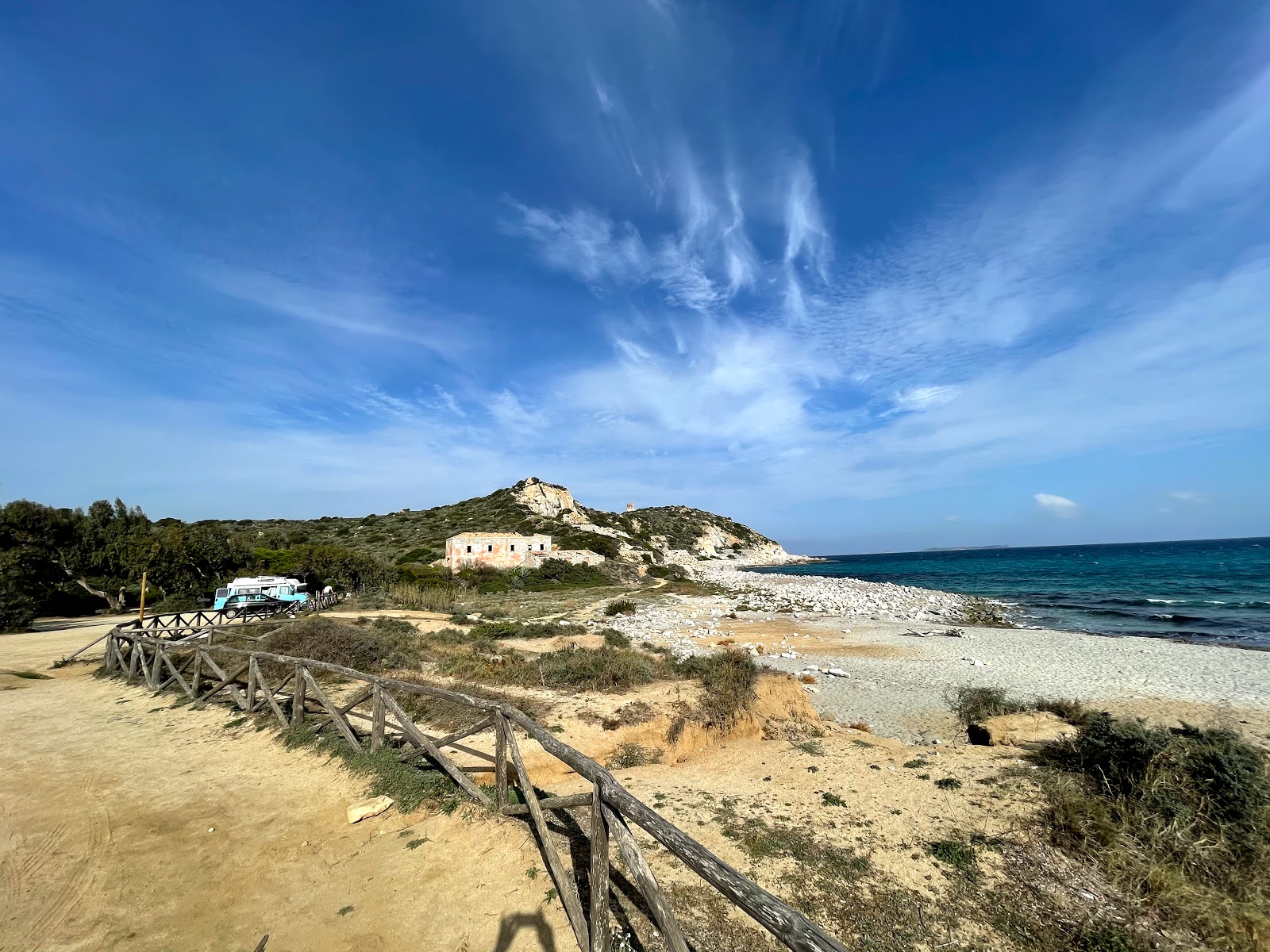 Capo Carbonara Beach'in fotoğrafı - rahatlamayı sevenler arasında popüler bir yer