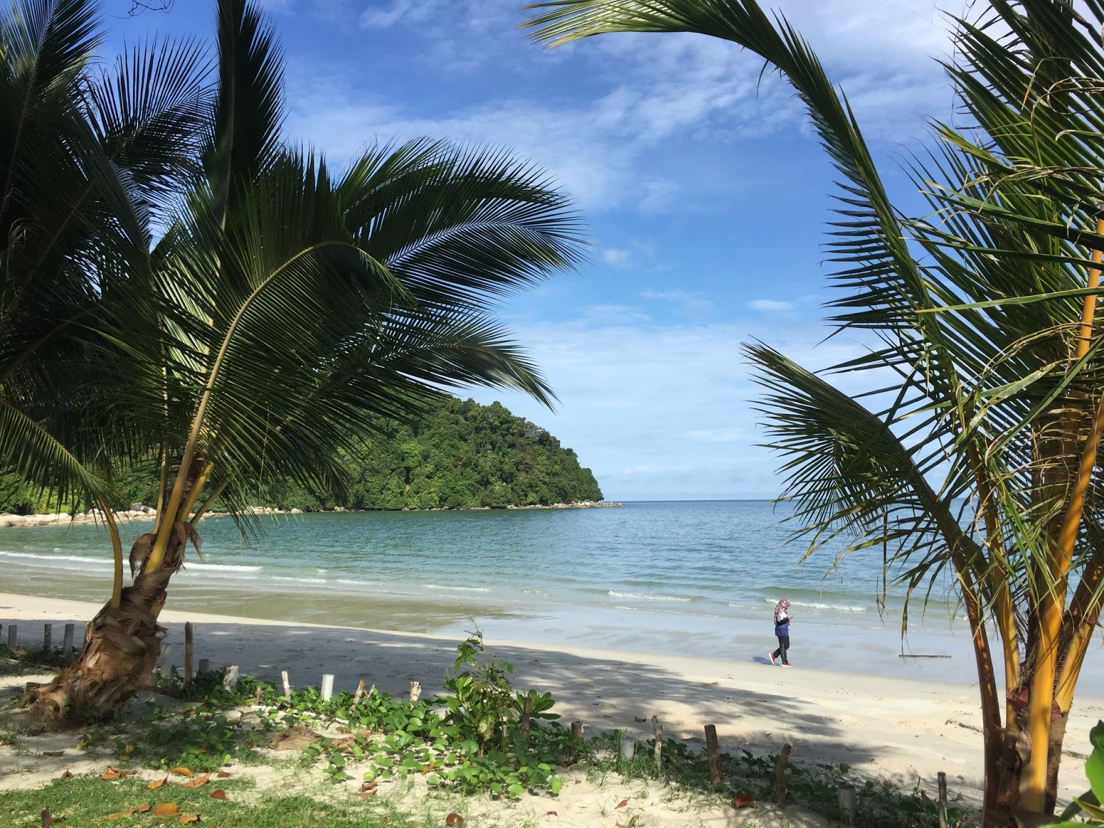 Teluk Ailing Beach的照片 被山脉环绕